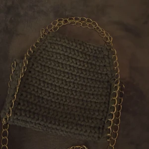 Stickad blå axelväska med kedja - Säljer en stickad axelväska i mörkblå, som är stela  macartney liknade 🥰pris kan diskuteras och ge gärna prisförslag❤️ 