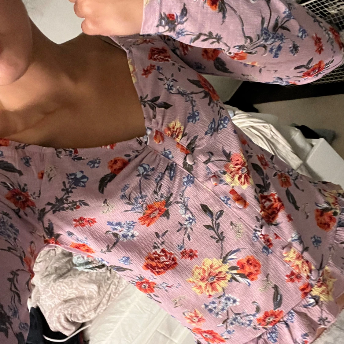 Ljuslila blommig blus med volang - 2