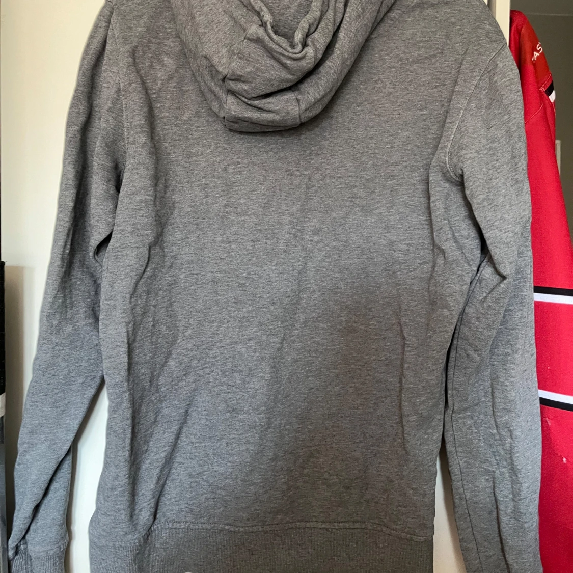 Grå hoodie från Lyle & Scott - 2