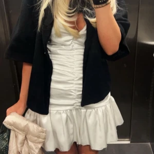 Vit axelbandslös kort klänning - Supersöt vit axelbandslös kortklänning med hjärtformad urringning💗 köpt för 1000 säljer för 500! Helt ny utan prislapp, skriv för frågor🥰