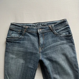 Lågmidjade jeans - Supersnygga vida lågmidjade jeans. Färgen är mest rättvis på bild 3! Storlek 38 och lite för långa på mig som är 160💕