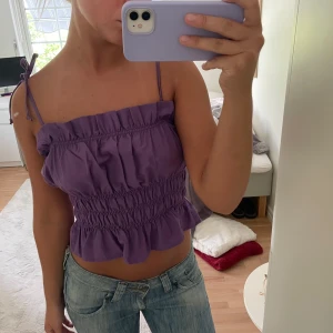 Lila linnetopp med volang - Säljer denna super söta topp!