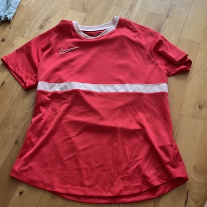 Tränings t-shirt  -  Säljer en träningst-shirt från märket Nike. Kontakta mig om ni vill veta något! 🫶🏻