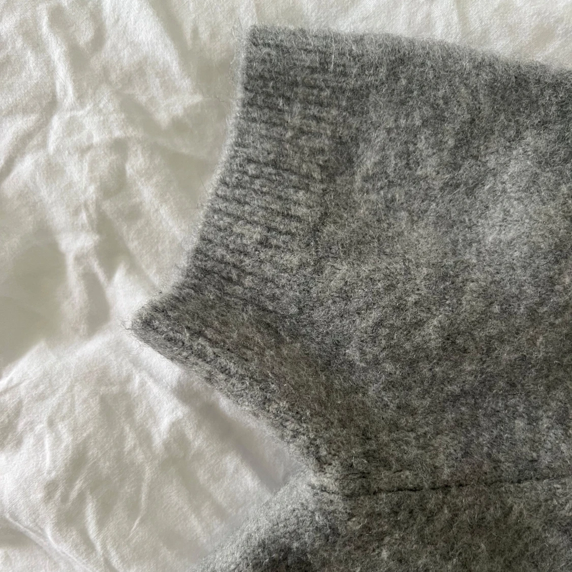 Grå stickad kortärmad tröja från Zara - 2