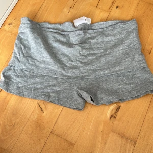 Yogapants shorts - Säljer ett par gråa yogapants shorts från Gina tricot!🫶🏻