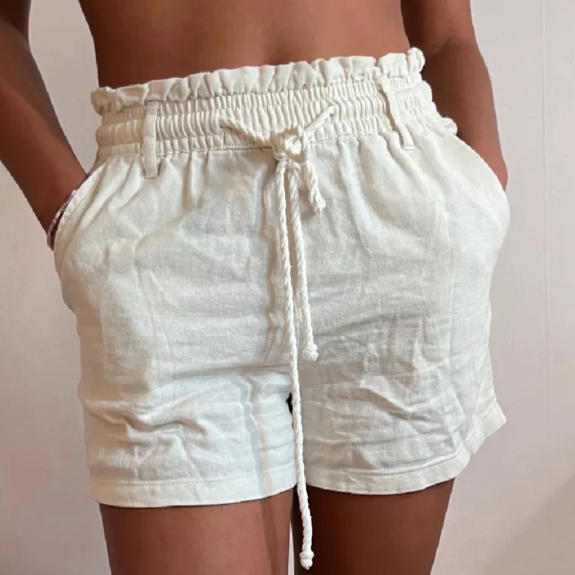 Vita linneshorts med snörning