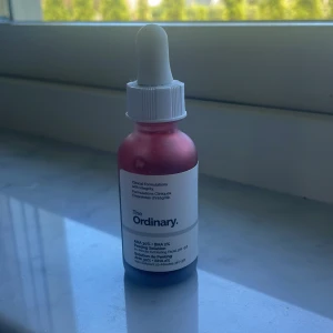 The Ordinary AHA 30% + BHA 2% Peeling Solution - Säljer en röd ansiktspeeling från The Ordinary med AHA 30% och BHA 2%. Kommer i en glasflaska med pipett för enkel applicering. Perfekt för dig som vill ha en effektiv exfoliering och fräschare hud. Flaskan är snyggt designad i matt rött med vit etikett. Mer än hälften kvar.