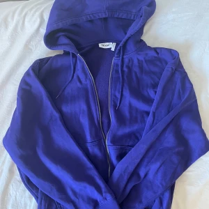 Lila hoodie med dragkedja från Weekday - Säljer en Lila hoodie från Weekday i storlek S. Dragkedjan fungerar inte men allt annat är perfekt. 