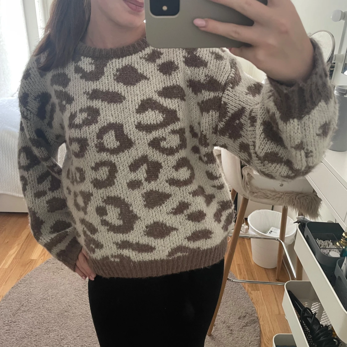 Beige stickad leopardtröja