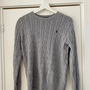 Grå kabelstickad tröja Polo Ralph Lauren - Säljer en grå kabelstickad tröja från Polo Ralph Lauren i storlek S. 