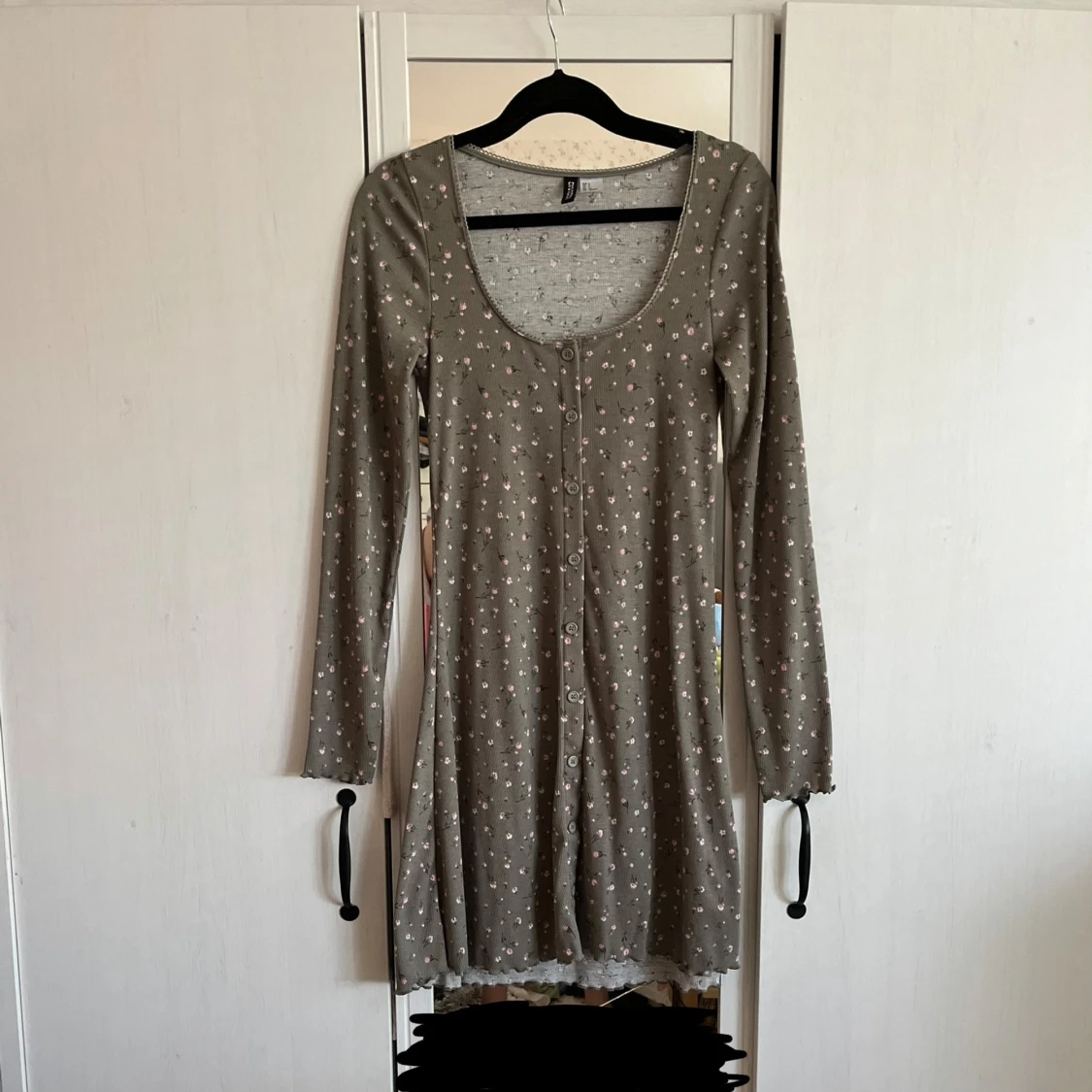 Grön blommig klänning