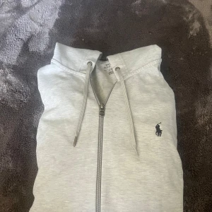 Ljusgrå hoodie från Polo Ralph Lauren - Säljer min Ralph lauren tröja för ej användning. 