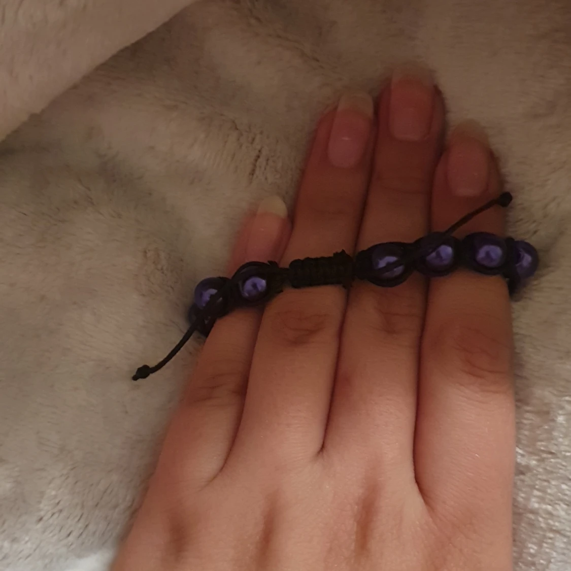 Svart armband med lila pärlor - 2