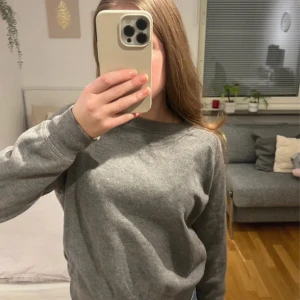 Tjocktröja Ginatricot  - Mörkgrå Tjocktröja från Ginatricot, Storlek📏: XS, Axelbredd: 35 cm, Längd: 45 cm, Gott skick ✅, Fraktar inom 3 dagar om inte så kontaktas köpare!📦 Ställ gärna frågor!💕