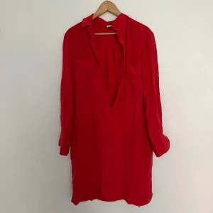 Röd skjortklänning - Går att knäppa hela vägen upp 