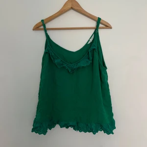 Grön linnetopp med volangdetaljer - 🍏🍏