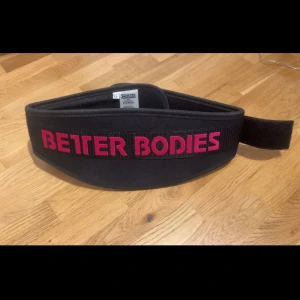 Lyftarbälte  - Svart lyftarbälte från Better Bodies. Bältet har justerbart kardborrespänne. Nyskick, säljer då jag bytt till ett hårdare bälte. Storlek medium. 