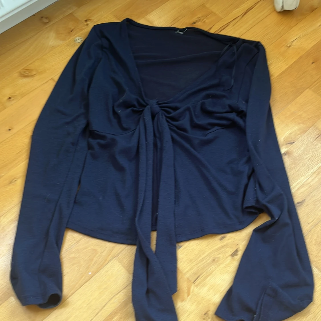 Marinblå långärmad omlottopp med knyt