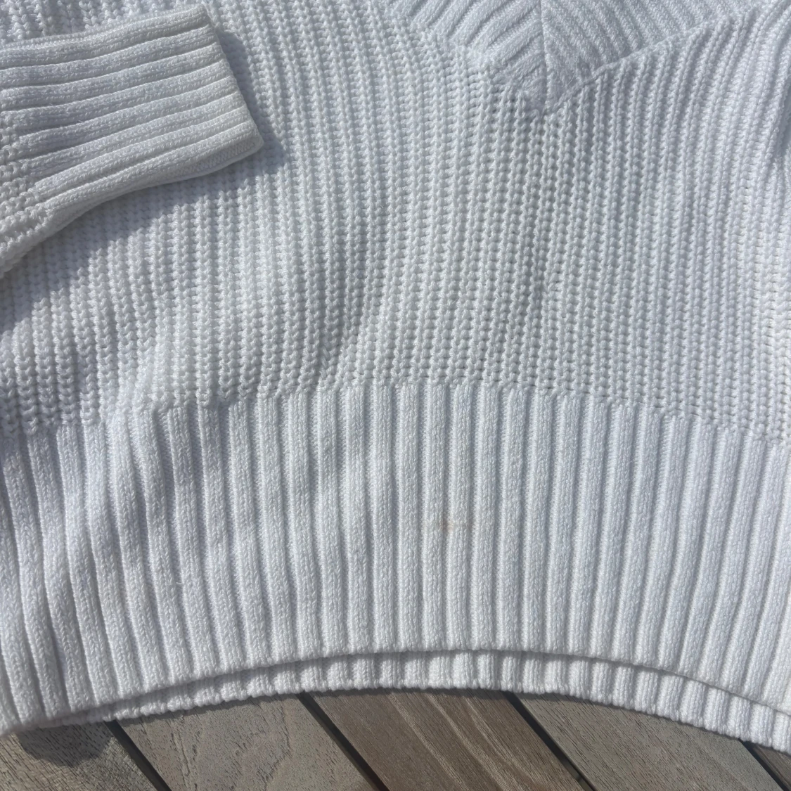 Vit ribbad stickad tröja - 1