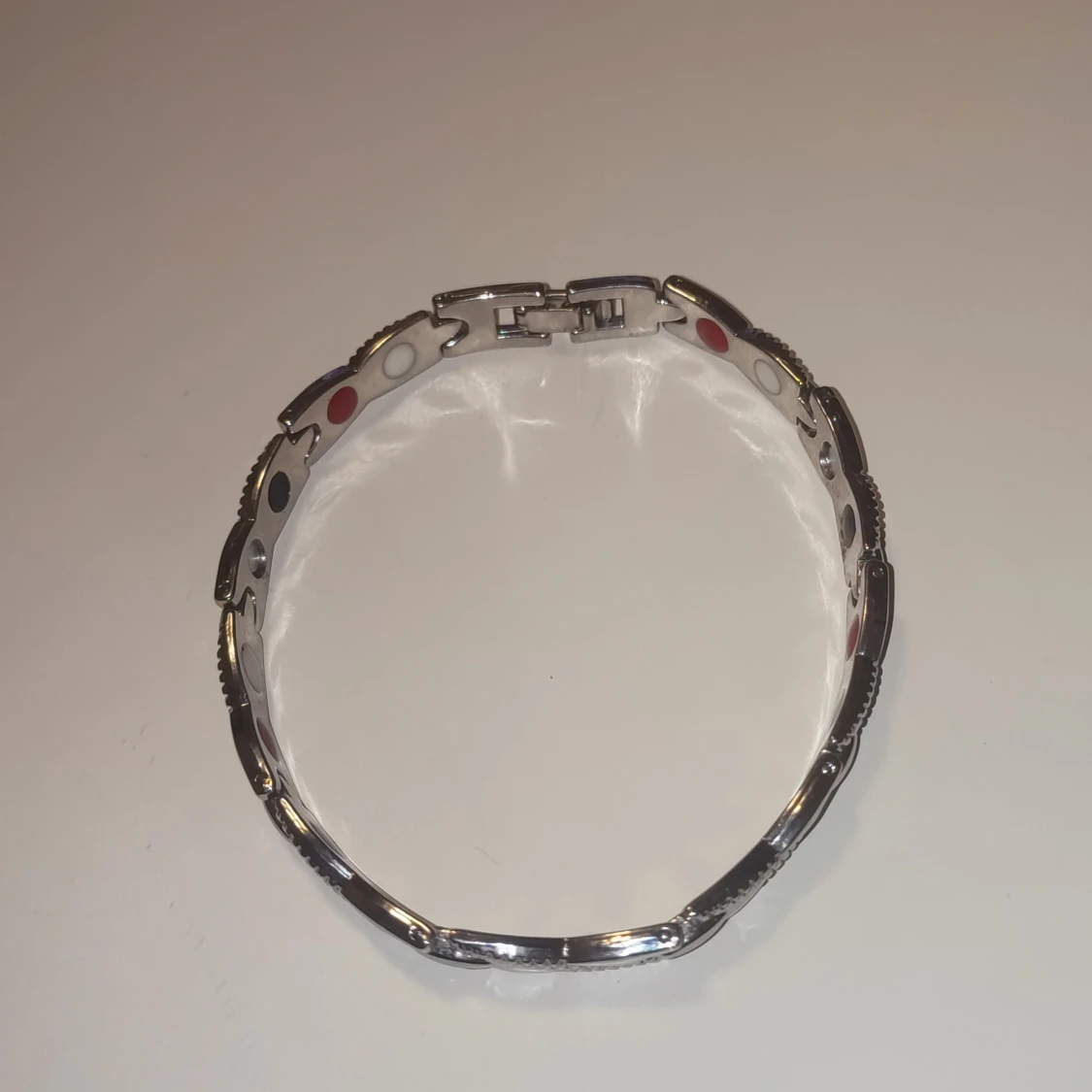 Silvrigt magnetarmband med detaljer