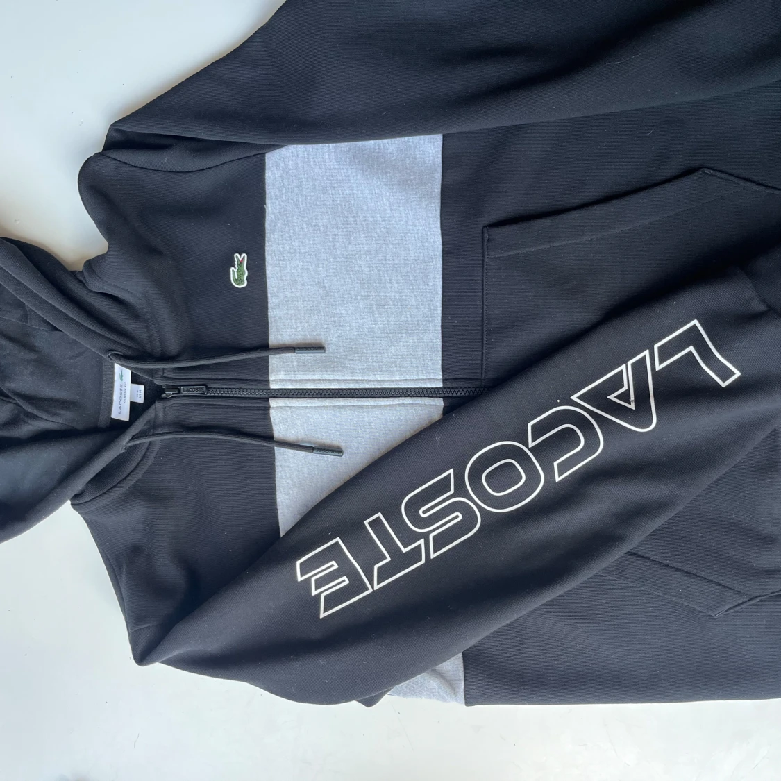 Svart och grå hoodie från Lacoste - 1