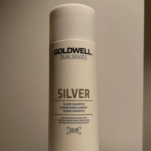 Goldwell Dualsenses Silver Shampoo - Oanvänd Goldwell Dualsenses Silver Shampoo är perfekt för att neutralisera gula toner i grått eller blont hår. Det ger en fräsch och klar nyans samtidigt som det skyddar färgen. Flaskan är stilren och enkel att använda.