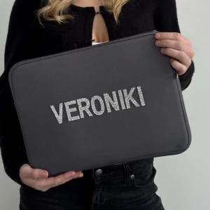 Snyggt datorfodral som är handgjort! - Snyggt och stilrent datorfodral, som är handgjort av 4 tjejer! 💗På fodralet tillkommer det bokstäver som man får välja själv vad det ska stå (max 8 bokstäver) 💗Man kan även välja färg på fodralet (svart eller grått) 💗På min profil finns det fler fodral som ni gärna får kolla in! 💗