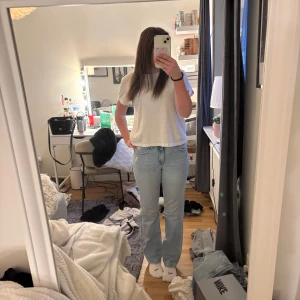 Ljusblå jeans - Snygga ljusblå jeans ifrån Pull & Bear. Säljer då de inte kommer till användning längre. Priset kan diskuteras och frakten ingår ej💕