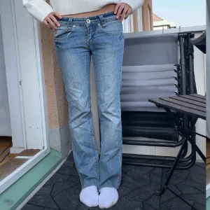 Blå lågmidjade jeans  - Snygga lågmidjade jeans💕💕Innerbenslängd: 71 Midjemått: 37