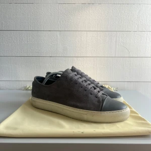 Axel Arigato Cap Toe Sneaker - Axel Arigato Cap Toe Sneaker | Fint använt skick | Storlek 43 | Dustbag ingår! | Perfekta inför Våren☀️| Vid övriga frågor så finns vi i DM🙌🏼 | PLUGMANIA👟