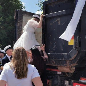 Vit puffig klänning - Säljer nu min studentklänning från Gina Tricot, inköpt för 700 och säljer den för 600. Den är använd 1 gång och är i nyskick.