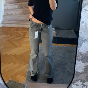 Jeans  - Säljer mina Zara jeans som är helt oanvända, finns inte kvar på hemsidan. Säljer för dem inte kommer inte till användning. Prislapp på🫶🏼