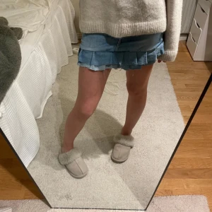 Trendig jeanskjol - Säljer nu denna jeanskjol i strl Xs men passar även S superbra. Den är i helt nyskick och super fin till en sommarblus. En volang kan ha gått upp, perfekt till sommaren!!💞🥰pris kan absolut diskuteras!!🤝🏼