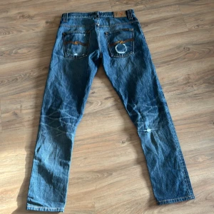 Blå jeans från Nudie Jeans - Överfeta nudie jeans med galna slitningar och fade slim fit jeans 