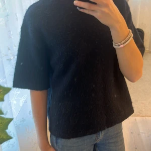 Marinblå stickad topp - Säljer en jättefin marinblå stickad topp från Gina Tricot. Den är i ett mycket bra skick och har inga tecken på användning. Den är i storlek S. Hör av er för fler frågor🏵️