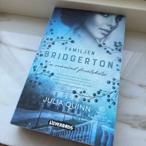 Bridgerton: En oväntad förälskelse - Säljer 'Familjen Bridgerton: En oväntad förälskelse' av Julia Quinn som är den andra boken i bokserien (som också finns på Netflix). En oväntad förälskelse handlar om Anthony och Kate. Såå bra bok! I bra skick!