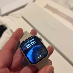 Smartklocka med utbytbara armband - Serie 7, laddaren tillkommer