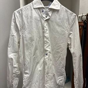 Vit skjorta från Stenströms - Klassisk vit skjorta från Stenströms i bomull. Skjortan har långa ärmar och knappar framtill. Perfekt för en stilren look.