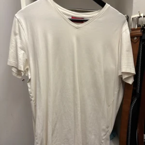 Vit v-ringad t-shirt från Hugo Boss - Säljer en klassisk vit t-shirt med v-ringning. Perfekt basplagg för alla tillfällen. T-shirten har korta ärmar och är tillverkad i ett mjukt material för extra komfort.