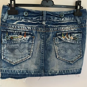 Lågmidjad jeanskjol - Lågmidjad jeanskjol med sliten design, midjemått rakt över ca 39💕