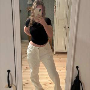 Snygga vita jeans som sitter baggy men är raka i benen.  På bakfickan är det en söt brodering som jag tycker ger en cool detalj i en outfit! 