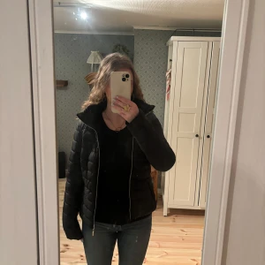 Svart jacka  - Denna jackan passar perfekt till våren, den är inte för varm men man fryser inte. Superbekväm! Nypris 499kr