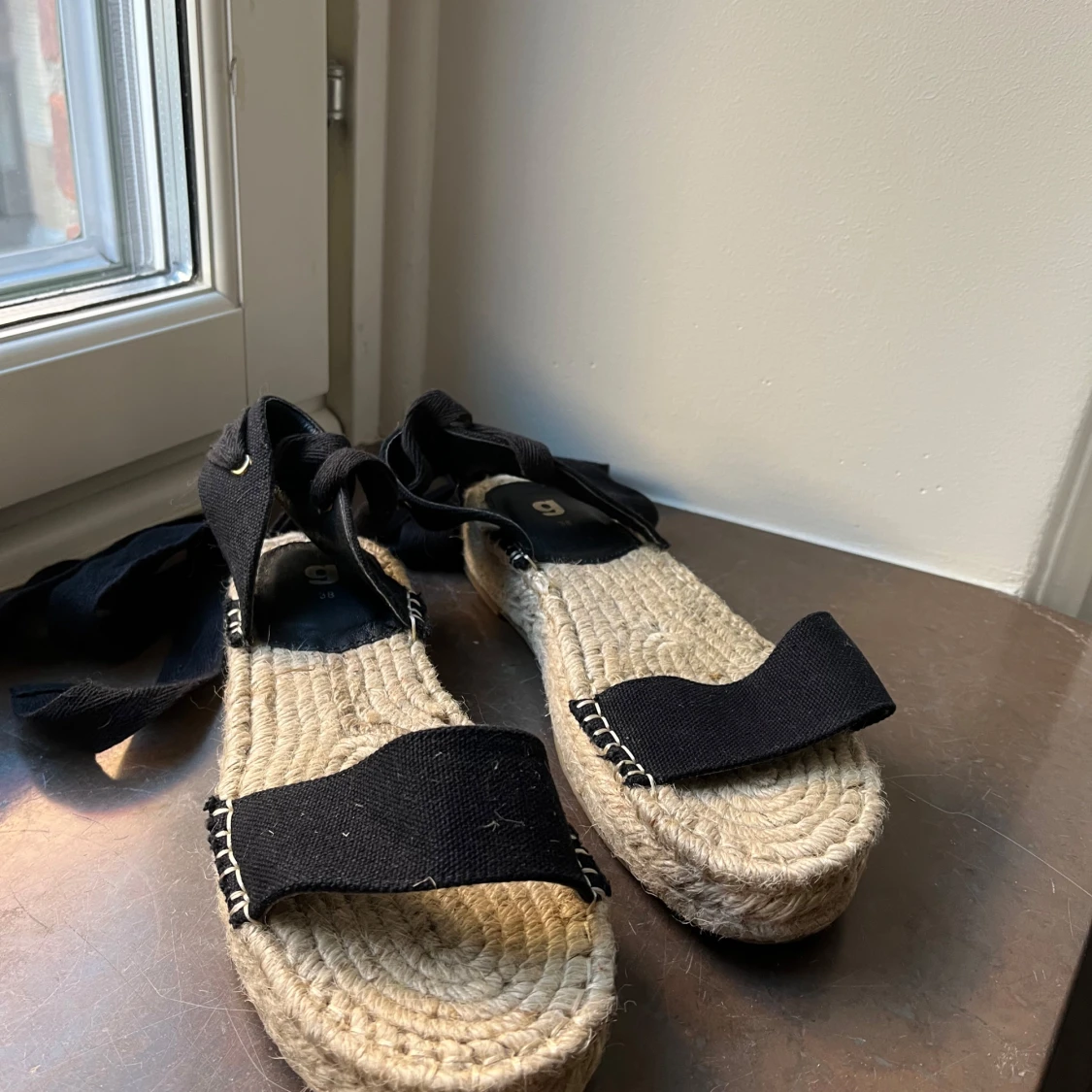 Svarta sandaler med knytband - 1