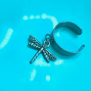 By prisförslag- 1 st Silverfärgad ring med trollslända - Snygg och unik silverfärgad ring med en hängande trollslända. Perfekt för att ge en extra touch till din stil. Ringen har en öppen design vilket gör den justerbar för olika storlekar.