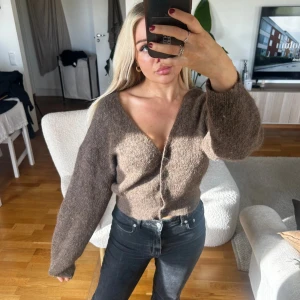 Stickad brun Mohair kofta stl S perfekt skick🤎 - Säljer min snygga kofta! Knappt använd och perfekt nu till hösten , kommer hålla dig varm! Bra material och passform, tips ha den bakochfram så blir det som en brunstickad tröja också    🤎