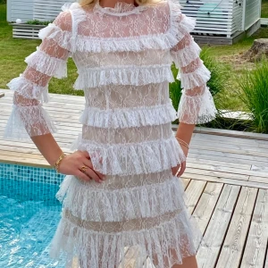 Vit spetsklänning med volanger - säljer min stundentklänning! endast använd en gång🤗