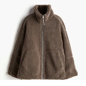 Brun teddyjacka hm - Brun teddyjacka från hm. Aldrig använd prislappen är kvar. Lånade bilder, skriv för fler. Slutsåld på hemsidan 