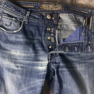 Jacob cohen slim fit jeans - Nyskick | Size 32 passar w32 | Sitter slim fit | modell 180 65 kg | Nypris 5000-7000 vårt pris 1299 | Medföljer en duk