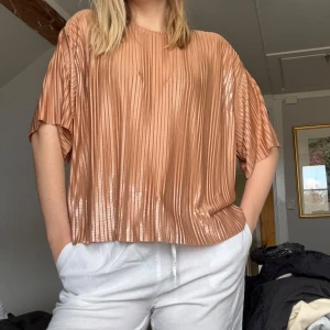 Ibiza topp - En Ibiza style topp från Kappahl endast använd en gång. Lätt och luftigt material i en metallisk färg. Använd gärna ”köp nu”🩷