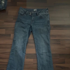 Blå jeans från 157 - Snygga blå jeans från 157. Bra skick, säljer pga garderobrensning och att jag inte använder de! Raka/flare med fina detaljer i midjan.